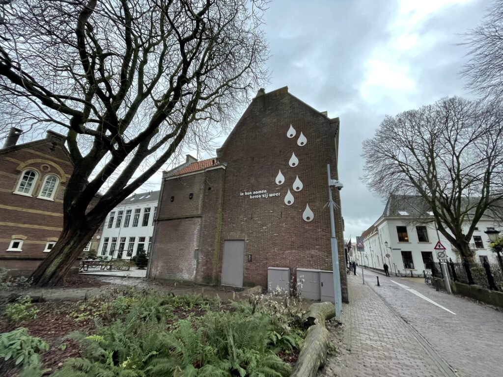Zeven vlammen, druppels of tranen en de regel: in hun namen keren zij weer.